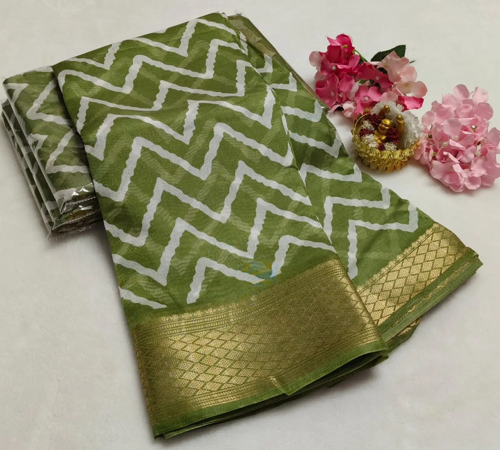 Chevron Wave Banarasi Border Dolla Silk Saree